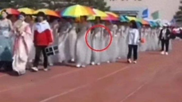 配查网 “学生组团退60件演出服”引热议 7天无理由就是随便退吗？