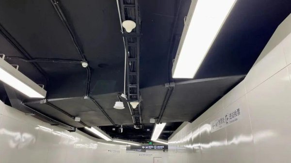 天臣配资 地铁站天花板上的“白色蘑菇”是什么?