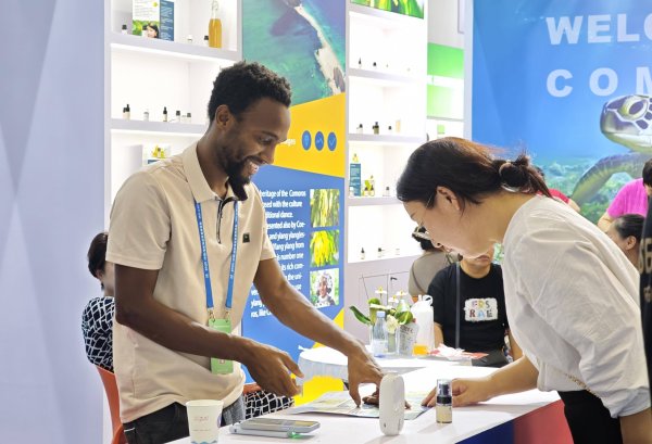 通盈配资 天山脚下依兰香——科摩罗特产首次亮相亚欧博览会